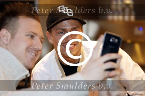 Rhoon 30 december 2017
Andre Hazes verkoopt oliebollen in de kraam van zijn zwager Mathieu Westenberg en schoonzus Jerney Westenberg.