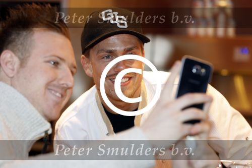 Rhoon 30 december 2017
Andre Hazes verkoopt oliebollen in de kraam van zijn zwager Mathieu Westenberg en schoonzus Jerney Westenberg.