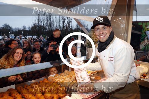 Rhoon 30 december 2017
Andre Hazes verkoopt oliebollen in de kraam van zijn zwager Mathieu Westenberg en schoonzus Jerney Westenberg.
