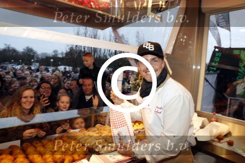 Rhoon 30 december 2017
Andre Hazes verkoopt oliebollen in de kraam van zijn zwager Mathieu Westenberg en schoonzus Jerney Westenberg.