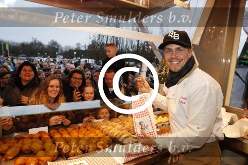 Rhoon 30 december 2017
Andre Hazes verkoopt oliebollen in de kraam van zijn zwager Mathieu Westenberg en schoonzus Jerney Westenberg.