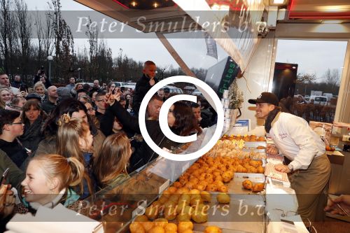 Rhoon 30 december 2017
Andre Hazes verkoopt oliebollen in de kraam van zijn zwager Mathieu Westenberg en schoonzus Jerney Westenberg.