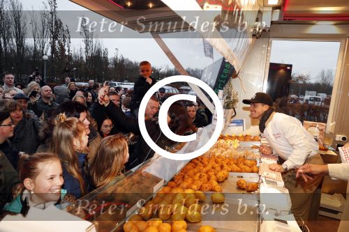 Rhoon 30 december 2017
Andre Hazes verkoopt oliebollen in de kraam van zijn zwager Mathieu Westenberg en schoonzus Jerney Westenberg.