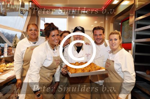 Rhoon 30 december 2017
Andre Hazes verkoopt oliebollen in de kraam van zijn zwager Mathieu Westenberg en schoonzus Jerney Westenberg.