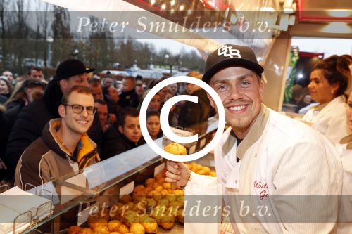 Rhoon 30 december 2017
Andre Hazes verkoopt oliebollen in de kraam van zijn zwager Mathieu Westenberg en schoonzus Jerney Westenberg.