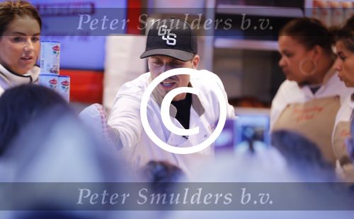 Rhoon 30 december 2017
Andre Hazes verkoopt oliebollen in de kraam van zijn zwager Mathieu Westenberg en schoonzus Jerney Westenberg.