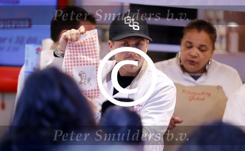 Rhoon 30 december 2017
Andre Hazes verkoopt oliebollen in de kraam van zijn zwager Mathieu Westenberg en schoonzus Jerney Westenberg.