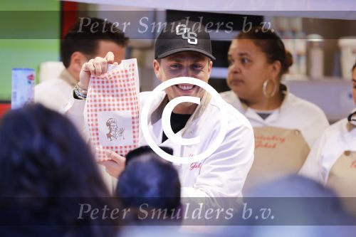 Rhoon 30 december 2017
Andre Hazes verkoopt oliebollen in de kraam van zijn zwager Mathieu Westenberg en schoonzus Jerney Westenberg.