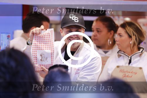 Rhoon 30 december 2017
Andre Hazes verkoopt oliebollen in de kraam van zijn zwager Mathieu Westenberg en schoonzus Jerney Westenberg.