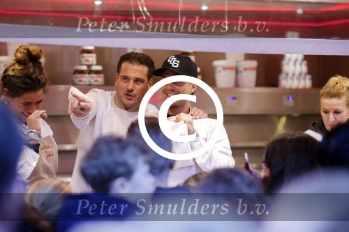 Rhoon 30 december 2017
Andre Hazes verkoopt oliebollen in de kraam van zijn zwager Mathieu Westenberg en schoonzus Jerney Westenberg.