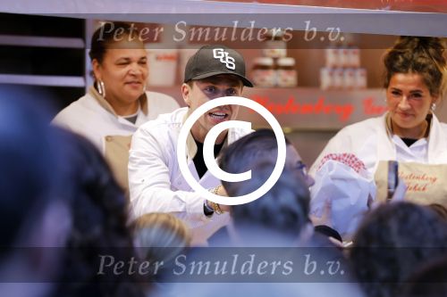 Rhoon 30 december 2017
Andre Hazes verkoopt oliebollen in de kraam van zijn zwager Mathieu Westenberg en schoonzus Jerney Westenberg.