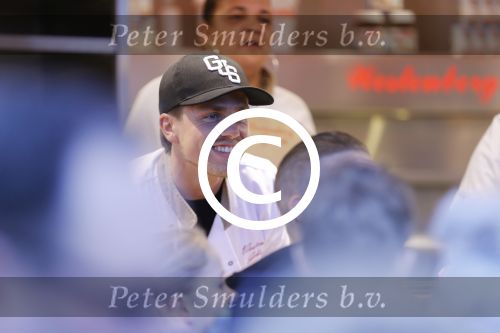 Rhoon 30 december 2017
Andre Hazes verkoopt oliebollen in de kraam van zijn zwager Mathieu Westenberg en schoonzus Jerney Westenberg.