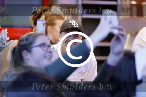 Rhoon 30 december 2017
Andre Hazes verkoopt oliebollen in de kraam van zijn zwager Mathieu Westenberg en schoonzus Jerney Westenberg.