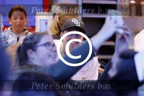 Rhoon 30 december 2017
Andre Hazes verkoopt oliebollen in de kraam van zijn zwager Mathieu Westenberg en schoonzus Jerney Westenberg.