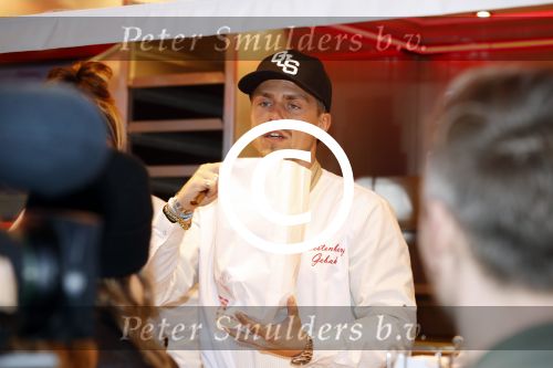 Rhoon 30 december 2017
Andre Hazes verkoopt oliebollen in de kraam van zijn zwager Mathieu Westenberg en schoonzus Jerney Westenberg.