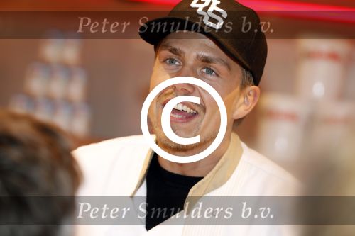 Rhoon 30 december 2017
Andre Hazes verkoopt oliebollen in de kraam van zijn zwager Mathieu Westenberg en schoonzus Jerney Westenberg.