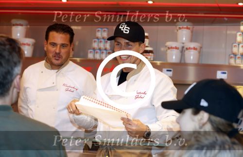 Rhoon 30 december 2017
Andre Hazes verkoopt oliebollen in de kraam van zijn zwager Mathieu Westenberg en schoonzus Jerney Westenberg.