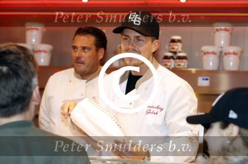 Rhoon 30 december 2017
Andre Hazes verkoopt oliebollen in de kraam van zijn zwager Mathieu Westenberg en schoonzus Jerney Westenberg.