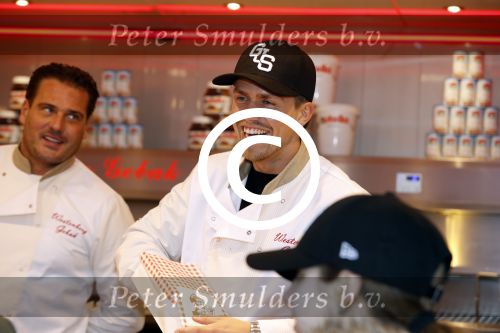 Rhoon 30 december 2017
Andre Hazes verkoopt oliebollen in de kraam van zijn zwager Mathieu Westenberg en schoonzus Jerney Westenberg.