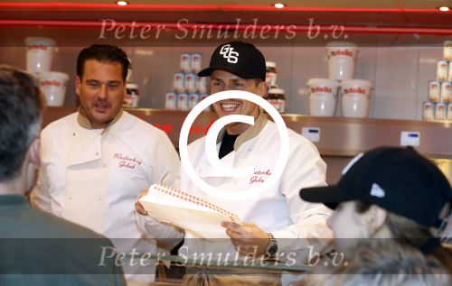 Rhoon 30 december 2017
Andre Hazes verkoopt oliebollen in de kraam van zijn zwager Mathieu Westenberg en schoonzus Jerney Westenberg.
