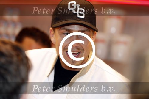 Rhoon 30 december 2017
Andre Hazes verkoopt oliebollen in de kraam van zijn zwager Mathieu Westenberg en schoonzus Jerney Westenberg.