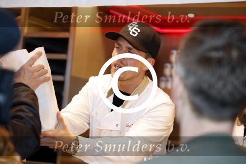 Rhoon 30 december 2017
Andre Hazes verkoopt oliebollen in de kraam van zijn zwager Mathieu Westenberg en schoonzus Jerney Westenberg.