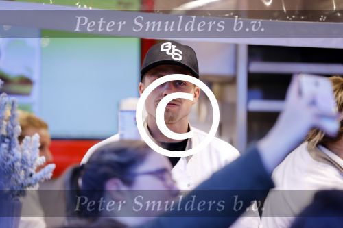 Rhoon 30 december 2017
Andre Hazes verkoopt oliebollen in de kraam van zijn zwager Mathieu Westenberg en schoonzus Jerney Westenberg.