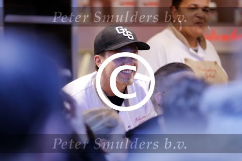 Rhoon 30 december 2017
Andre Hazes verkoopt oliebollen in de kraam van zijn zwager Mathieu Westenberg en schoonzus Jerney Westenberg.