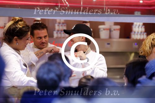 Rhoon 30 december 2017
Andre Hazes verkoopt oliebollen in de kraam van zijn zwager Mathieu Westenberg en schoonzus Jerney Westenberg.