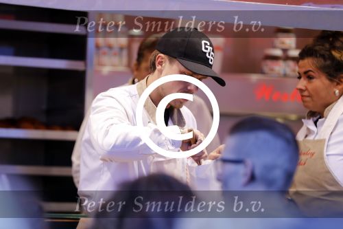 Rhoon 30 december 2017
Andre Hazes verkoopt oliebollen in de kraam van zijn zwager Mathieu Westenberg en schoonzus Jerney Westenberg.