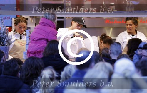 Rhoon 30 december 2017
Andre Hazes verkoopt oliebollen in de kraam van zijn zwager Mathieu Westenberg en schoonzus Jerney Westenberg.