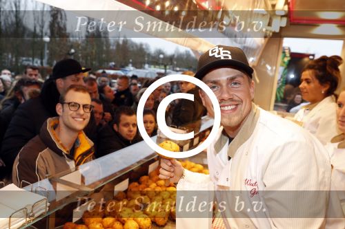 Rhoon 30 december 2017
Andre Hazes verkoopt oliebollen in de kraam van zijn zwager Mathieu Westenberg en schoonzus Jerney Westenberg.