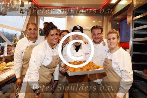 Rhoon 30 december 2017
Andre Hazes verkoopt oliebollen in de kraam van zijn zwager Mathieu Westenberg en schoonzus Jerney Westenberg.