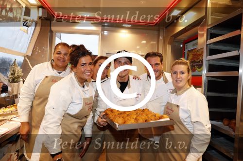 Rhoon 30 december 2017
Andre Hazes verkoopt oliebollen in de kraam van zijn zwager Mathieu Westenberg en schoonzus Jerney Westenberg.