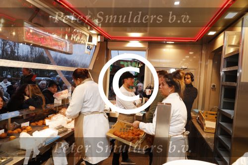Rhoon 30 december 2017
Andre Hazes verkoopt oliebollen in de kraam van zijn zwager Mathieu Westenberg en schoonzus Jerney Westenberg.