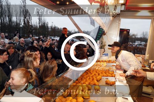 Rhoon 30 december 2017
Andre Hazes verkoopt oliebollen in de kraam van zijn zwager Mathieu Westenberg en schoonzus Jerney Westenberg.