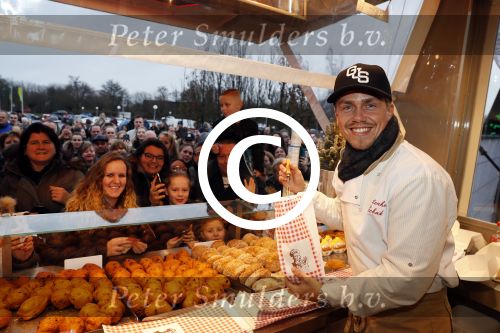 Rhoon 30 december 2017
Andre Hazes verkoopt oliebollen in de kraam van zijn zwager Mathieu Westenberg en schoonzus Jerney Westenberg.