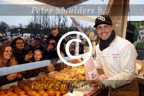 Rhoon 30 december 2017
Andre Hazes verkoopt oliebollen in de kraam van zijn zwager Mathieu Westenberg en schoonzus Jerney Westenberg.
