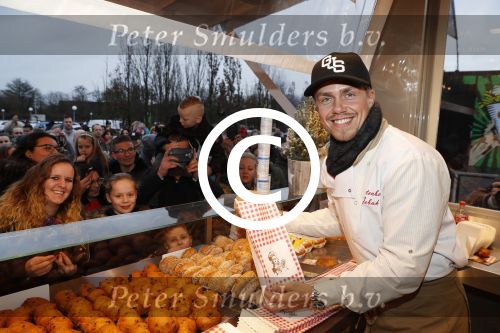 Rhoon 30 december 2017
Andre Hazes verkoopt oliebollen in de kraam van zijn zwager Mathieu Westenberg en schoonzus Jerney Westenberg.