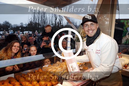 Rhoon 30 december 2017
Andre Hazes verkoopt oliebollen in de kraam van zijn zwager Mathieu Westenberg en schoonzus Jerney Westenberg.