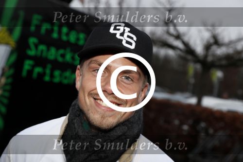 Rhoon 30 december 2017
Andre Hazes verkoopt oliebollen in de kraam van zijn zwager Mathieu Westenberg en schoonzus Jerney Westenberg.