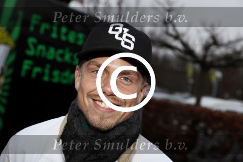 Rhoon 30 december 2017
Andre Hazes verkoopt oliebollen in de kraam van zijn zwager Mathieu Westenberg en schoonzus Jerney Westenberg.