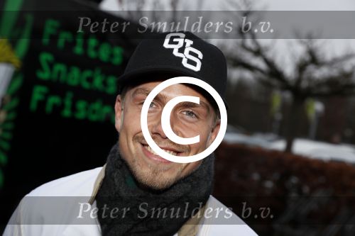 Rhoon 30 december 2017
Andre Hazes verkoopt oliebollen in de kraam van zijn zwager Mathieu Westenberg en schoonzus Jerney Westenberg.