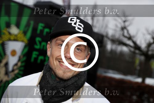 Rhoon 30 december 2017
Andre Hazes verkoopt oliebollen in de kraam van zijn zwager Mathieu Westenberg en schoonzus Jerney Westenberg.