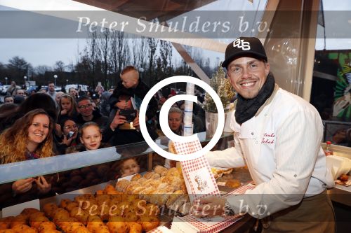 Rhoon 30 december 2017
Andre Hazes verkoopt oliebollen in de kraam van zijn zwager Mathieu Westenberg en schoonzus Jerney Westenberg.
