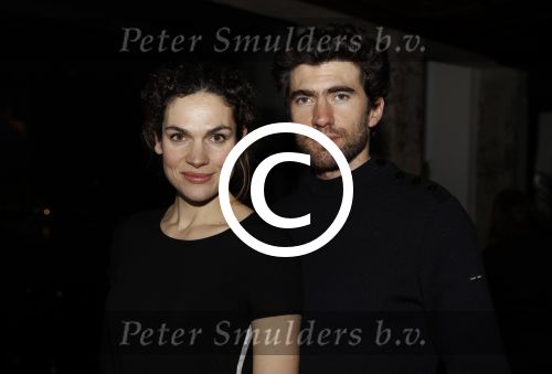 Amsterdam 10 januari 2018
Boekpresentatie Antoinette Beumer. Antoinette reikt het boek uit aan Femke Halsema. Anna Drijver en Benja Bruijning
