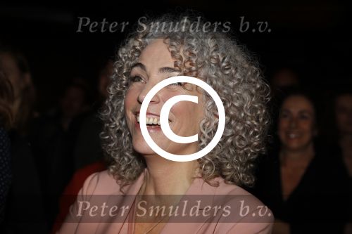 Amsterdam 10 januari 2018
Boekpresentatie Antoinette Beumer. Antoinette reikt het boek uit aan Femke Halsema.