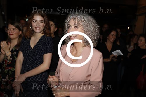 Amsterdam 10 januari 2018
Boekpresentatie Antoinette Beumer. Antoinette reikt het boek uit aan Femke Halsema.