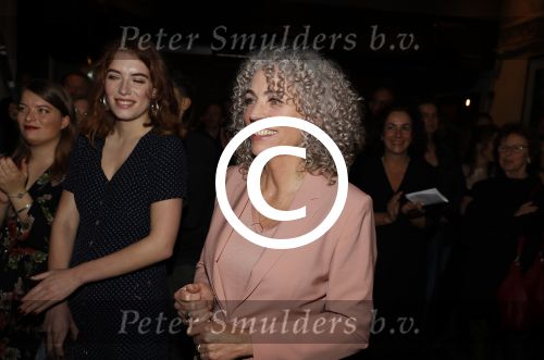 Amsterdam 10 januari 2018
Boekpresentatie Antoinette Beumer. Antoinette reikt het boek uit aan Femke Halsema.
