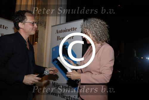 Amsterdam 10 januari 2018
Boekpresentatie Antoinette Beumer. Antoinette reikt het boek uit aan Femke Halsema.
